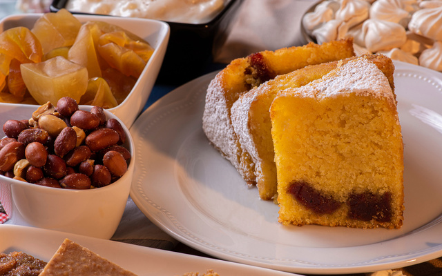 Bolo simples com Goiabada