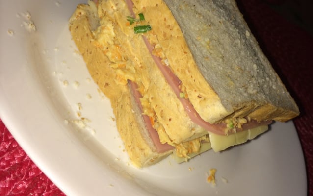 Sanduíche natural de frango bem temperado