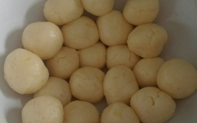 Pão de queijo mineiro cascudo e macio por dentro