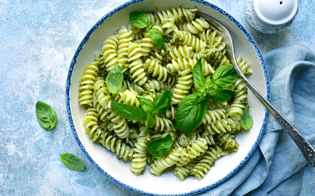 Macarrão parafuso com molho de tomate e manjericão