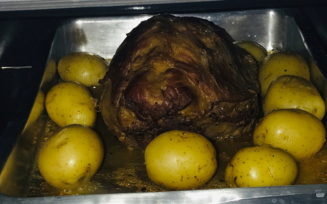 Cupim assado com batatas rústicas