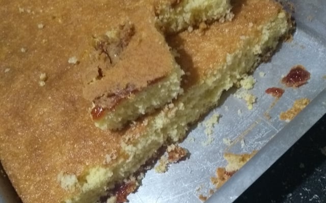 Bolo de fubá com goiabada