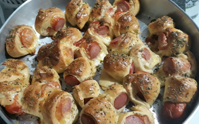 Enroladinho de salsicha assado fácil