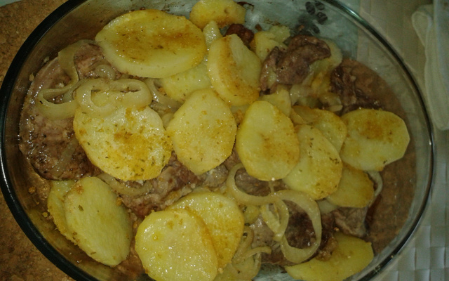 Bife com rodelas de batatas ao forno