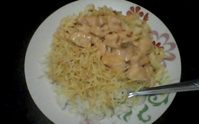 Estrogonofe de frango com macarrão e arroz branco