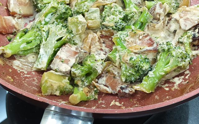Brócolis com bacon e creme de leite