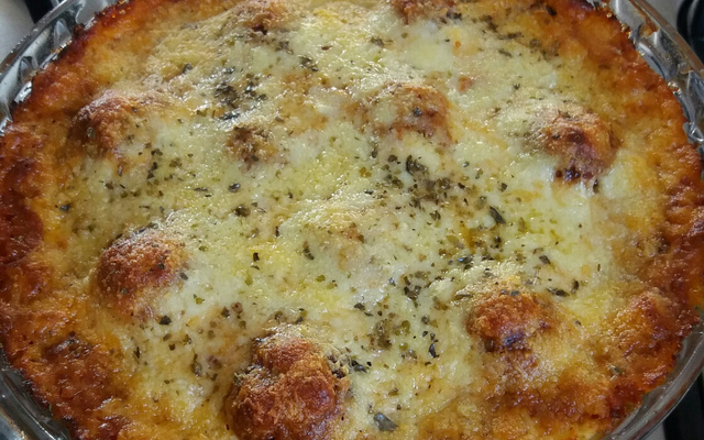 Almôndegas de forno com purê ao molho de manjericão