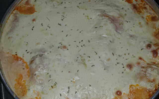 Lasanha com molho branco e bolonhesa