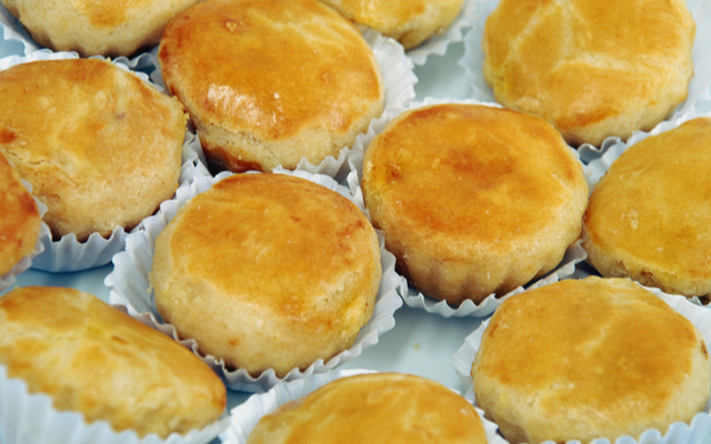 Empadinha com farofa de cebola