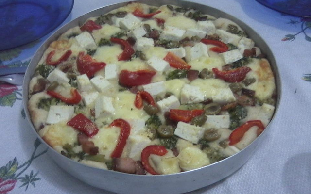 Torta de brócolis com ricota e bacon