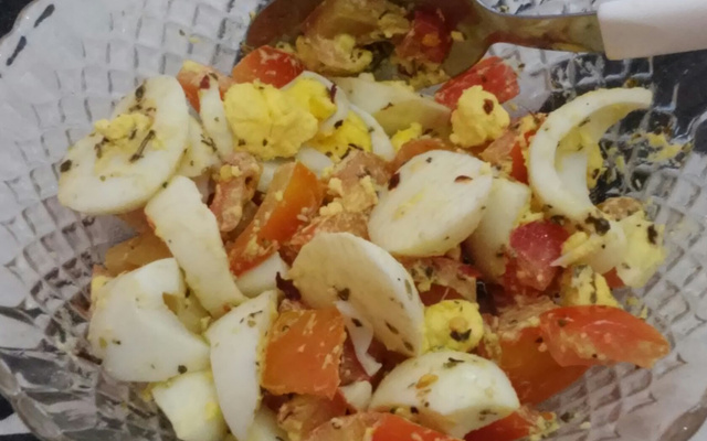 Salada de tomate com ovo cozido