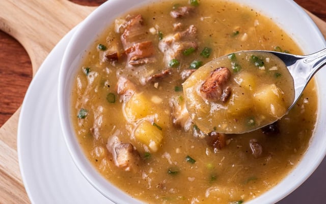 Sopa de mandioca e carne