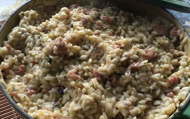 Risoto de calabresa fresca e alho-poró