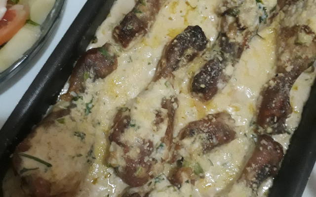 Coxa de frango ao creme de cebola