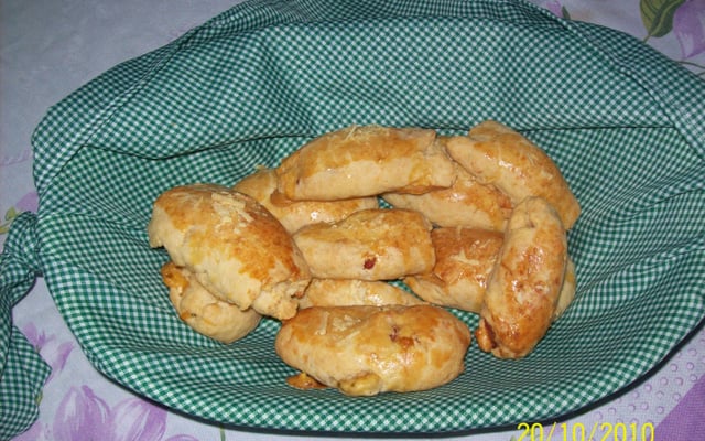 Pãezinhos com salame e queijo prato