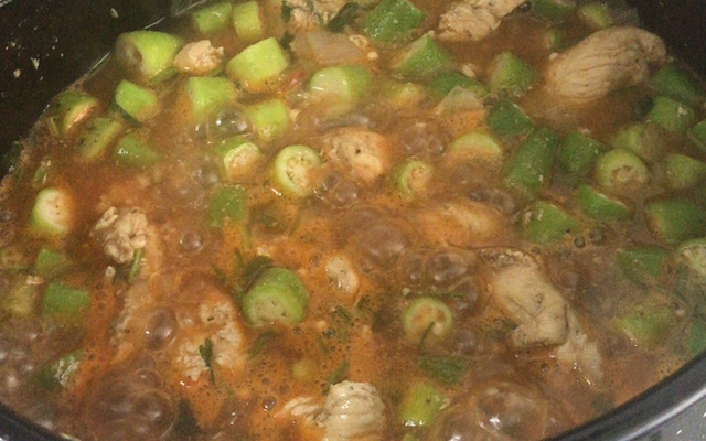 Frango com quiabo prático e delicioso