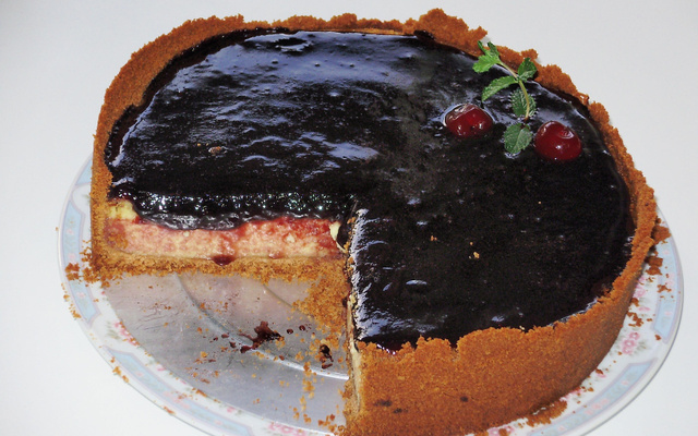 Torta de cream cheese com geleia de jabuticaba