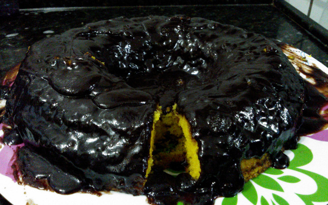Bolo de cenoura com calda (já sai do forno com a calda)