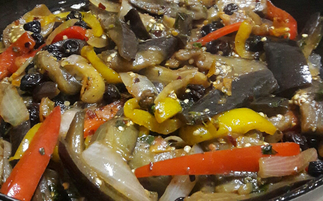 Salada de berinjela com uvas-passas