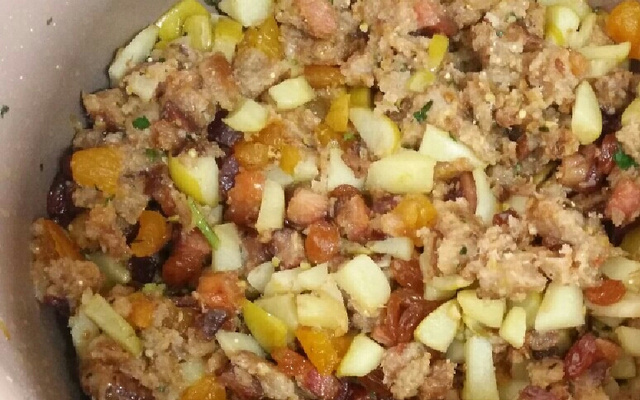 Chester desossado com farofa de frutas secas