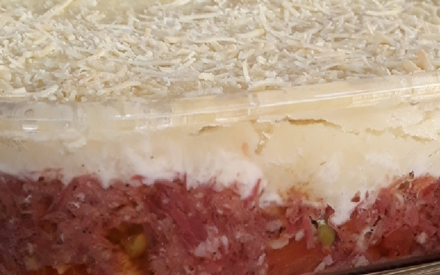 Escondidinho de carne seca com purê de batatas