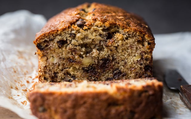 Bolo de banana e ameixa