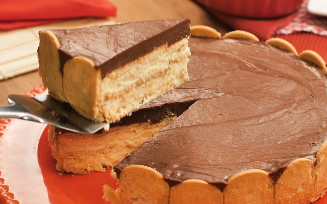Torta alemã inteira com fatia cortada mostrando os biscoitos