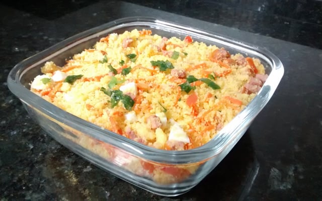 Farofa de cuscuz com calabresa