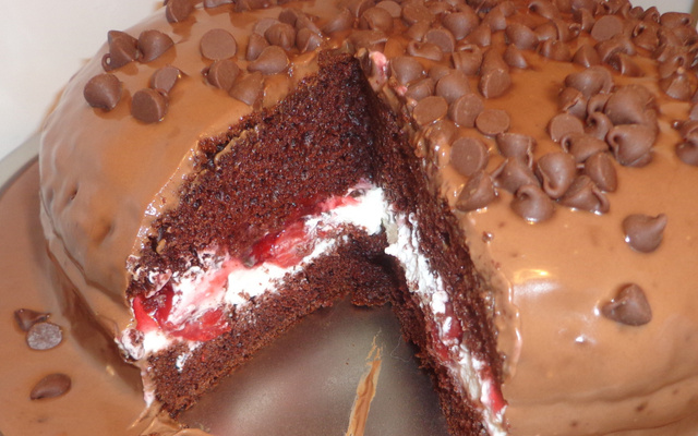 Bolo de laranja com cobertura trufada e gotas de chocolate branco