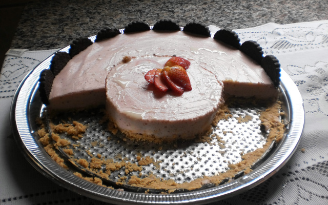 Torta mousse de morango e calipso branco