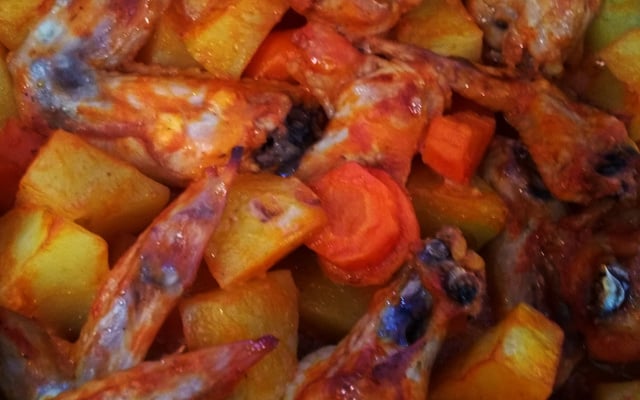 Frango assado com batatas e cenoura - Naty Receitas