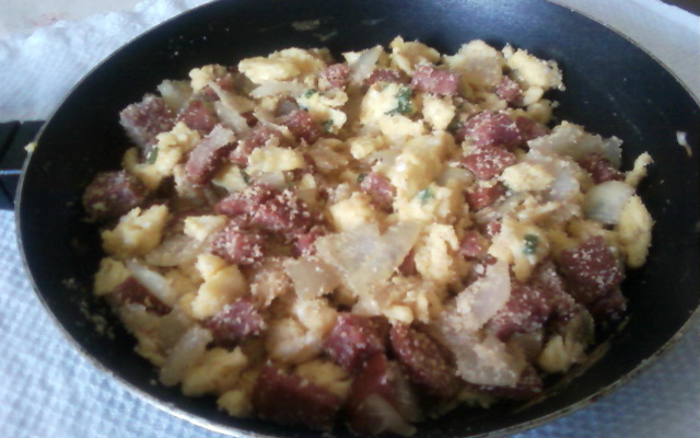 Mexido de ovos com farofa