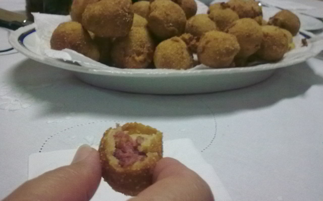 Bolinho de calabresa com queijo