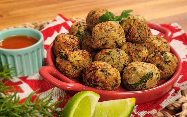 Bolinho de bacalhau fake na airfryer servido com molho e limão