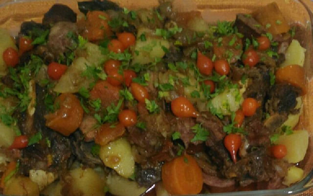 Costela bovina na panela de pressão com linguiça calabresa e bacon