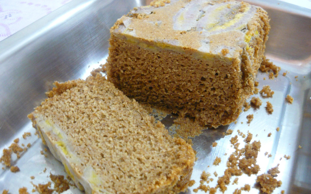 Bolo integral simples com fubá e banana