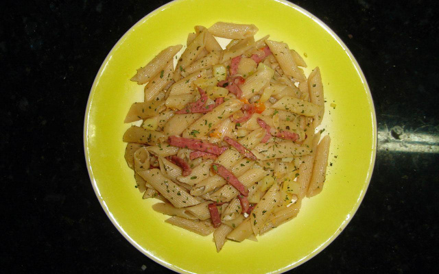 Penne calabrês com salsa desidratada e parmesão