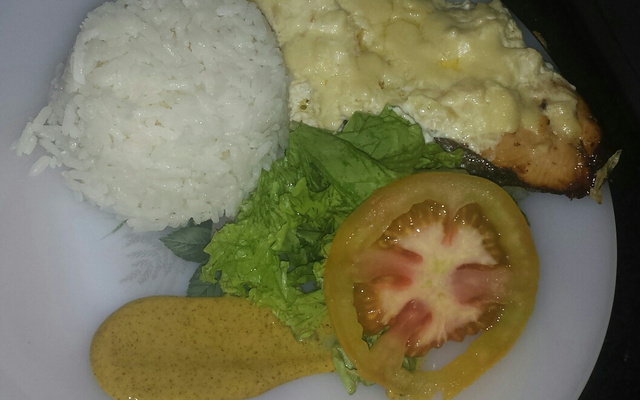 Salmão gratinado ao molho branco com champignon