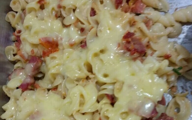 Macarrão ao forno com bacon e mussarela