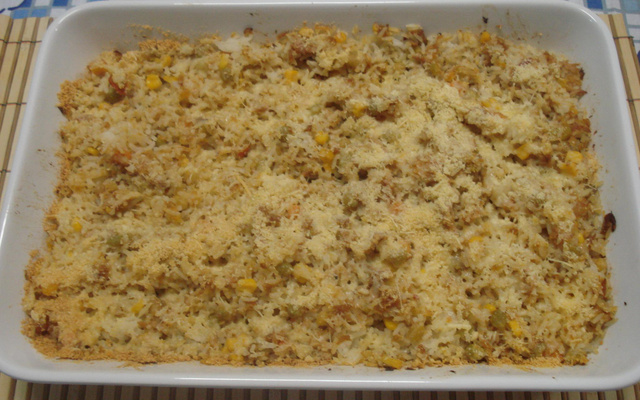 Arroz de forno com atum e legumes