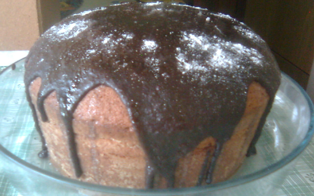 Bolo com casca de laranja e chocolate