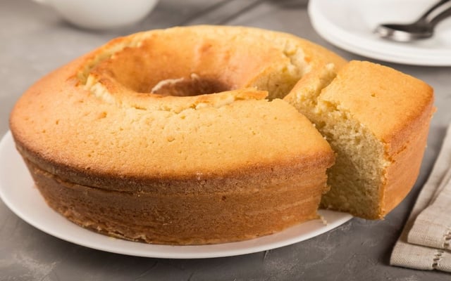 Bolo sem glúten e sem lactose de arroz desenformado