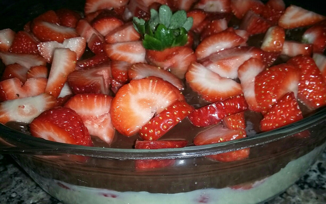 Sobremesa de morango com chocolate