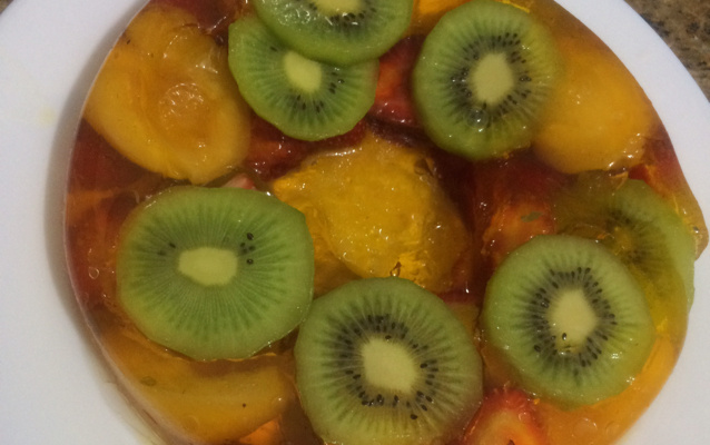 Coroa de gelatina com frutas tropicais