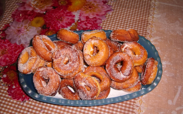 Rosquinha de leite condensado simples e fácil.