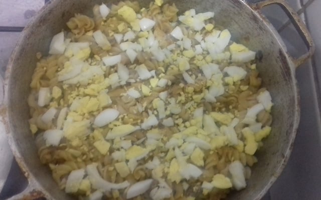 Macarrão com sardinha e ovo prático