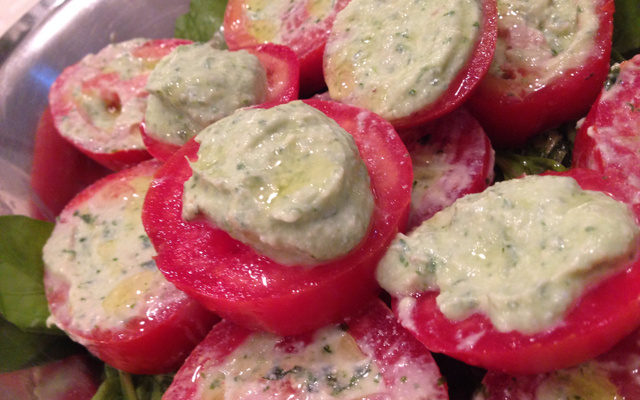 Tomates recheados com creme de ricota temperado