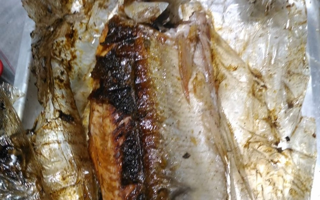 Peixe dourado assado 