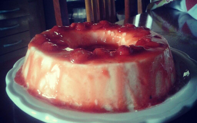 Pudim de iogurte grego com calda de morango