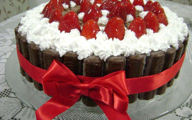 Bolo de chocolate e morango com Twix